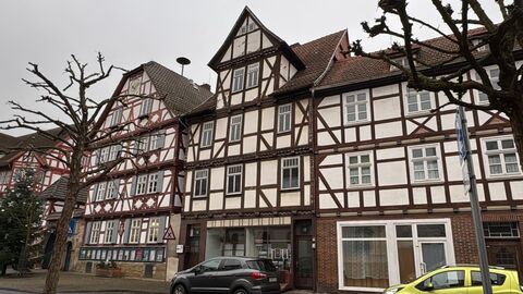 Das Fachwerkhaus steht neben zwei weiteren Fachwerkhäusern