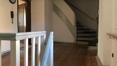 Raum mit mehreren Treppen, sowohl nach oben, als auch eine nach unten führend