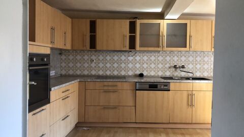 Moderner Kücheneinbau, rechts oben im Bild erkennt man einen verkleideten Deckenbalken