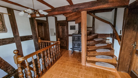 Treppe und Diele im zweiten Stock Raum mit zwei Treppen (eine nach oben, eine nach unten) und drei Holztüren