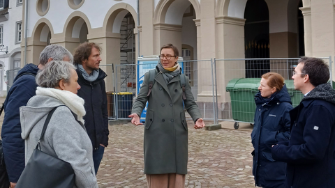 Dr. Verena Jakobi im Austausch mit dem Bürgermeister der Stadt Bad Karlshafen, Marcus Dittrich, und Melanie Schlepütz von der LandesEnergieAgentur Hessen. Dr. Verena Jakobi im Austausch mit dem Bürgermeister der Stadt Bad Karlshafen, Marcus Dittrich, und Melanie Schlepütz von der LandesEnergieAgentur Hessen.