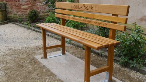 Seit 2017 konnte der Verein die Bambelbank aus Spessarteiche unter dem Motto Beine bambeln lassen - Seele baumeln lassen, an verschiedenen Stellen in der Altstadt aufstellen