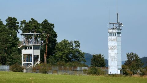 Links der Beobachtungsturm im US-Camp und rechts der Turm der Grenztruppen der DDR. Hier standen sich die Truppen direkt gegenüber.  Links der Beobachtungsturm im US-Camp und rechts der Turm der Grenztruppen der DDR. Hier standen sich die Truppen direkt gegenüber.