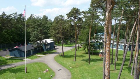 Auf der rechten Seite die beiden Baracken mit den Ausstellungen „Kalter Krieg“, wo das Augenmerk auf die Geschichte, den militärischen Alltag und die strategische Bedeutung von Point Alpha gelenkt wird und „Everyday Life” über das Zusammenleben der Menschen im hessischen Grenzgebiet mit den amerikanischen Soldaten. 