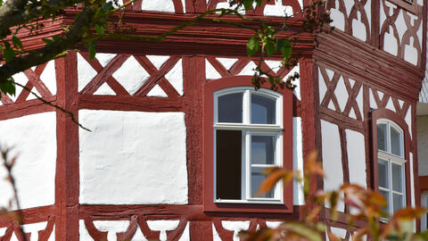 Detail am Turmanbau Rotes Schloss Tann