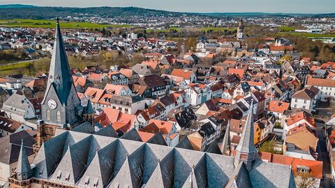 Stadtkirche Friedberg mit historischem Stadtkern