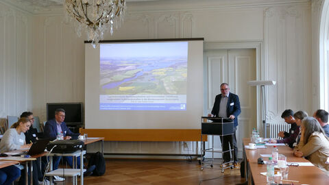 Prof. Porada stellt die landeskundliche Bestandsaufnahme ausgewählter Kulturlandschaften vor. Prof. Porada stellt die landeskundliche Bestandsaufnahme ausgewählter Kulturlandschaften vor.