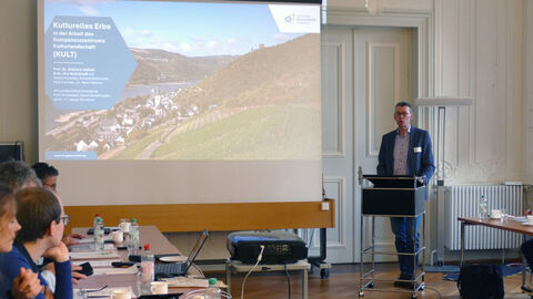 Prof. Jedicke berichtet von der Arbeit des Kompetenzzentrums Kulturlandschaft (KULT), das neben Netzwerksarbeit auch Kulturlandschaftsprojekte im Mittelrheintal und im Taunus durchführt.