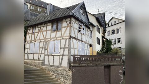 Rückwärtige Seite des Hauses. An einigen Stellen blättert der Putz ab.