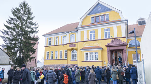 Versammlung für die Ortsrundgänge vor dem Alten Hallenbad