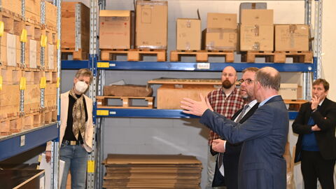 Wissenschafts- und Kunstminister Timon Gremmels (3 v. l.) im Zentraldepot der hessenARCHÄOLOGIE