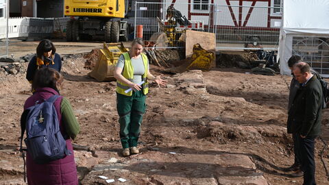 Die massiven Kirchenmauern der Godehardkirche