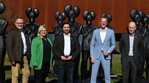 v.l.: Dr. Rainer Waldschmidt, Geschäftsführer der Hessen Agentur GmbH; Henrike Strauch, Bürgermeisterin der Gemeinde Glauburg; Marcus Coesfeld M.Ed., Direktor der Keltenwelt am Glauberg; Christoph Degen, Staatssekretär im Ministerium für Wissenschaft und Forschung, Kunst und Kultur; Prof. Dr. Udo Recker, Landesarchäologe des Landes Hessen