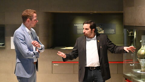 Im Anschluss zum Termin zeigte Direktor Coesfeld Staatssekretär Degen die Dauerausstellung.