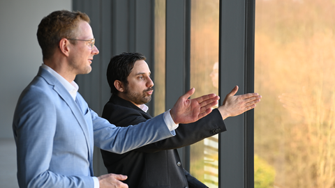 Marcus Coesfeld M.Ed, Direktor der Keltenwelt am Glauberg, besprach mit Staatssekretär Christoph Degen die Entwicklung der Keltenwelt.