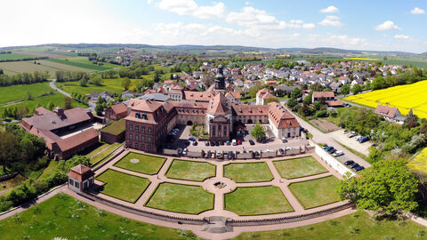 Einladung zur 20. Fachtagung „Dialog Handwerk und Denkmalpflege“ am 13. Mai 2025 mit dem Schwerpunktthema: Artenschutz am Kulturdenkma Luftbild Propstei Johannesberg