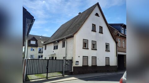 Weiß verputztes Haus