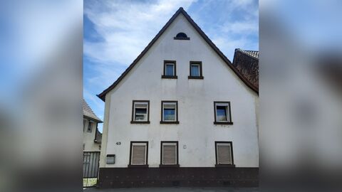 Nordansicht Giebelseite eines weiß verputzten Hauses