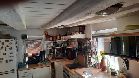 Küche mit erhaltenen Deckenbalken Weiß angestrichene Holzbalken