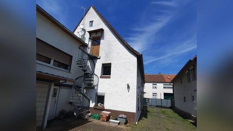 Südansicht Hintere Giebelseite des Hauses. Eine Wendeltreppe führt zum Dachgeschoss hinauf.