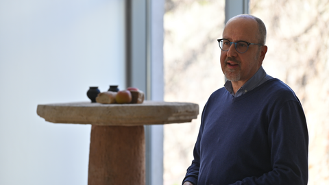 Dr. des. Thomas Becker betonte nicht nur die Bedeutung Dieburgs als ehemaliger civitas Hauptort sondern auch die Bedeutung der guten Zusammenarbeit, die nun zur Präsentation des Steintischs führen konnte. Dr. des. Thomas Becker mit Steintisch im Hintergrund.