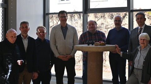 Die Präsentation des Steintisches mit Bürgermeister Frank Haus (2. v. r.), Bezirksarchäologe Dr. des. Thomas Becker (3. v. r.) und Museumsleiter Lothar Lammer (4. v. r.) Die Präsentation des Steintisches mit Bürgermeister Frank Haus (2. v. r.), Bezirksarchäologe Dr. des. Thomas Becker (3. v. r.) und Museumsleiter Lothar Lammer (4. v. r.)