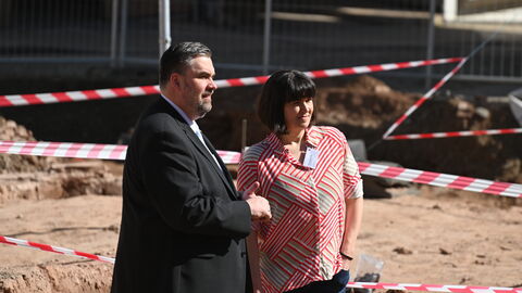 Bürgermeister Alexander Heppe und Bezirksarchäologin Dr. Eveline Saal