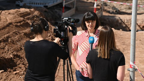 Dr. Eveline Saal mit Presse.