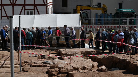 Gruppe auf dem Grabungsgelände.