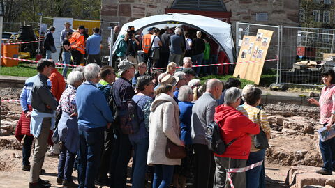 Zwei Führungen auf dem Grabungsgelände.