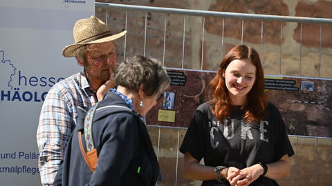 Frank Ohlrogge und Johanna Moore vom Grabungsteam.