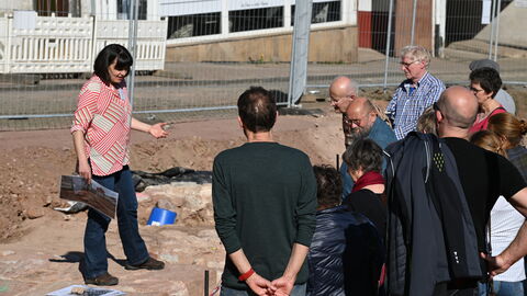 Dr. Eveline Saal mit Gruppe.