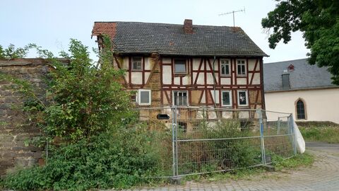 Fachwerkhaus mit teilweise beschädigten Gefachen