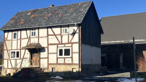 Hinter dem Haus befindet sich noch eine Scheune Fachwerkhaus im Vordergrund, Scheune im Hintergrund