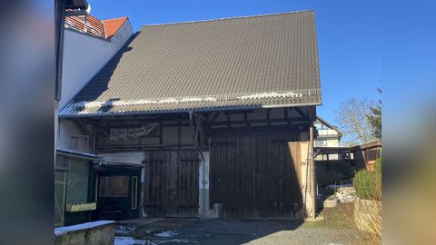 Die Scheune kann als Garage genutzt werden Scheune mit einem kleineren Holztor (links) und einem größeren Holztor (rechts)