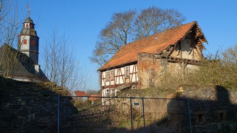 Stall und Scheune wurden größtenteils abgebrochen Überreste eines Gebäudes, direkt an das Wohnhaus anschließend