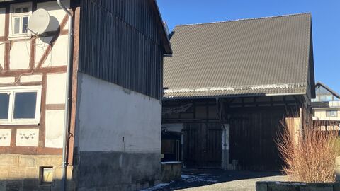 Sowohl Haupthaus, als auch Scheune sind Fachwerkkonstruktionen Fachwerkhaus im Vordergrund, Scheune im Hintergrund