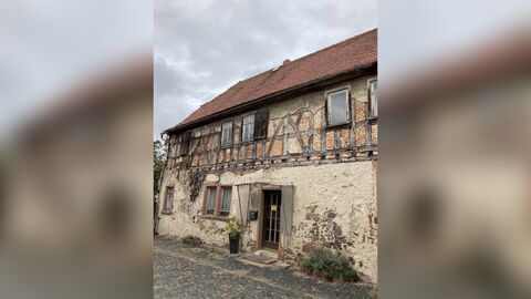 Südseite des Gebäudes mit Eingangsbereich Zweigeschossiger Bau mit einem massiv gemauerten Erdgeschoss und einem Fachwerkobergeschoss.