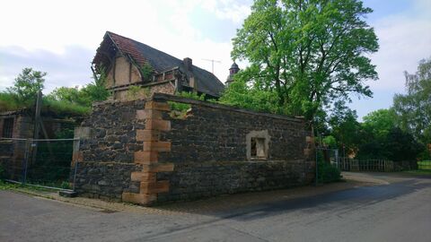 Stall und Scheune wurden größtenteils abgebrochen Reste eines Bruchsteinmauerwerks mit Sandstein-Eckquadern