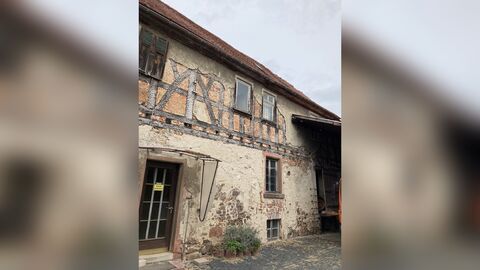 Südseite des Gebäudes Zweigeschossiger Bau mit einem massiv gemauerten Erdgeschoss und einem Fachwerkobergeschoss.