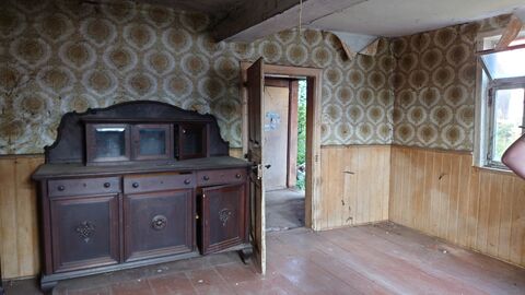 Im Gebäudeinneren ist noch historische Ausstattung erhalten Innenraum mit historischer Tür, Fenster und Holzboden