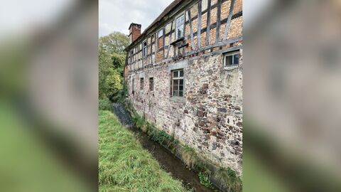 Der Mühlgraben an der Nordseite des Gebäudes ist noch erhalten Zweigeschossiger Bau mit einem massiv gemauerten Erdgeschoss und einem Fachwerkobergeschoss. Direkt am Haus verläuft ein schmaler Bach.