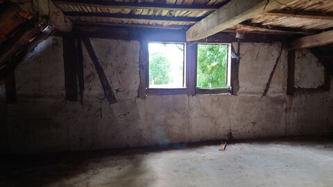 Im Gebäudeinneren ist noch historische Ausstattung erhalten Innenraum mit historischen Fenstern und Holzboden