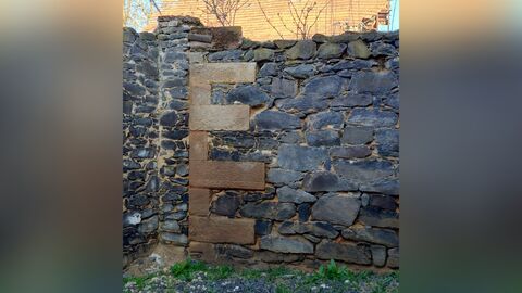 Detailaufnahme der Überreste des Stallgebäudes Reste eines Bruchsteinmauerwerks mit Sandstein-Eckquadern