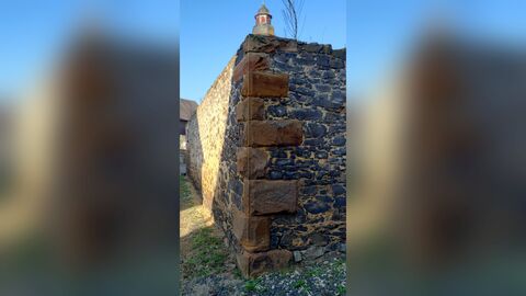 Detailaufnahme der Überreste des Stallgebäudes Reste eines Bruchsteinmauerwerks mit Sandstein-Eckquadern