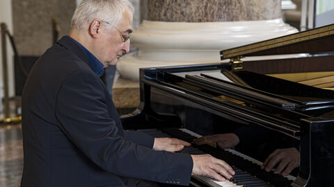 Musikalisch begleitete der Jazzpianist den Abend. Musikalisch begleitete der Jazzpianist den Abend.