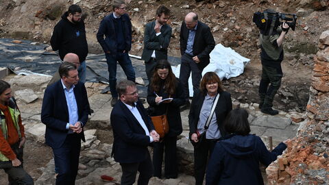 Bezirksarchäologin Dr. Eveline Saal zeigt Oberbürgermeister Schoeller, Staatsminister Gremmels und Landtagsabgeordneter Esther Kalveram die erhaltenen Mauerzüge.