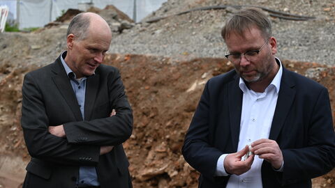 Staatsminister Timon Gremmels mit einer gefundenen Porzelanfigur