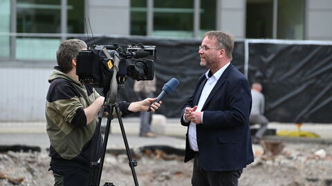 Staatsminister Timon Gremmels vor der Kamera.