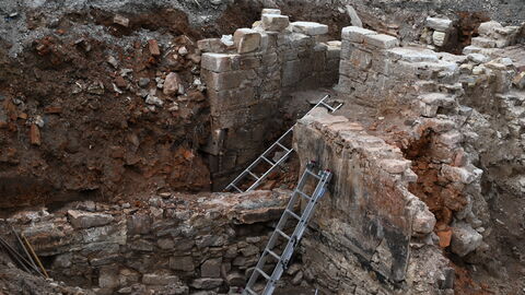 Um zum Grabungsboden zu gelangen, bedarf es des Abstiegs über zwei Leitern.